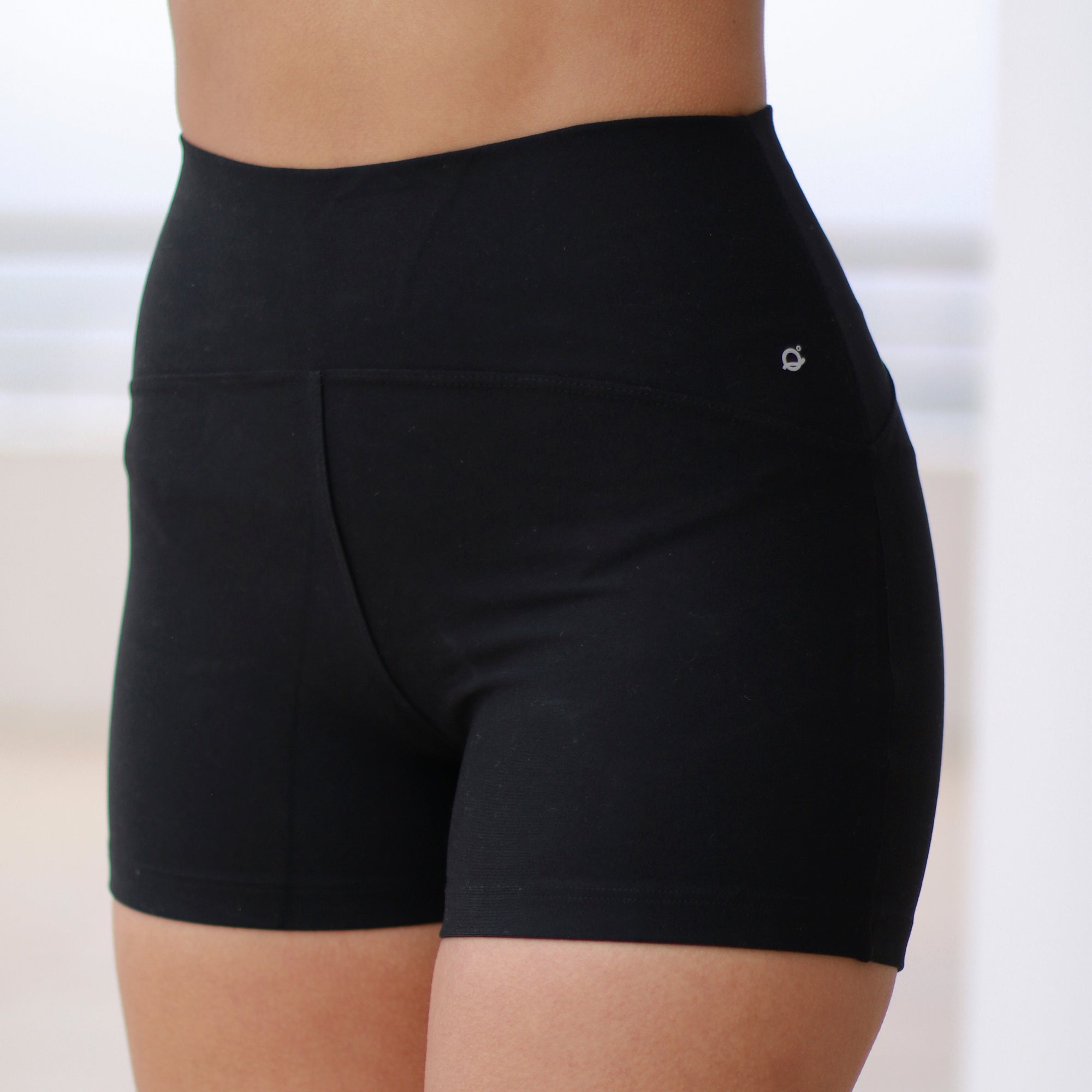 SHORT DEPORTIVO CORTO NEGRO