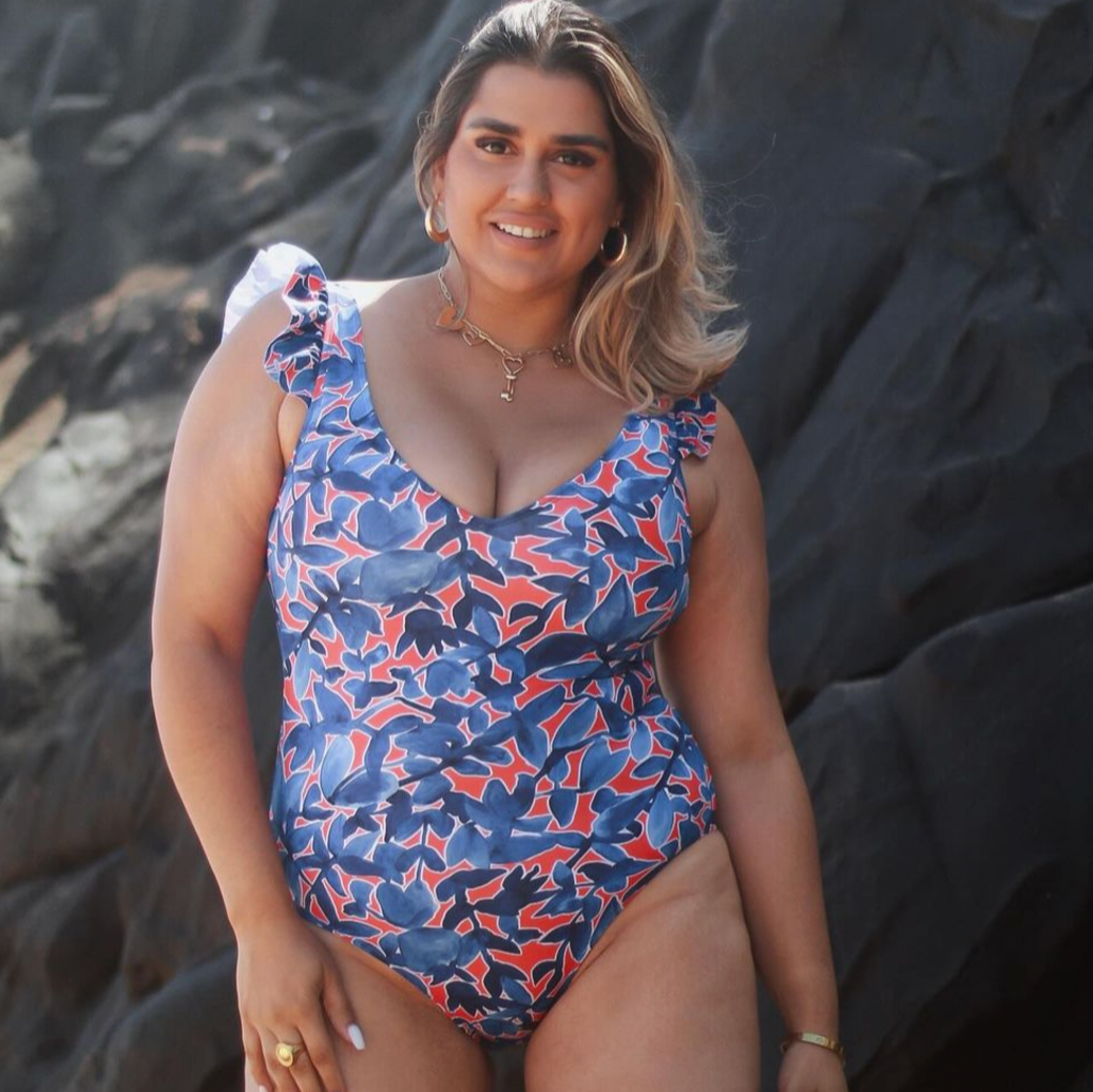 TRAJE DE BAÑO ENTERO CON VUELOS EN HOMBROS ESTAMPADO AZUL Y NARANJO