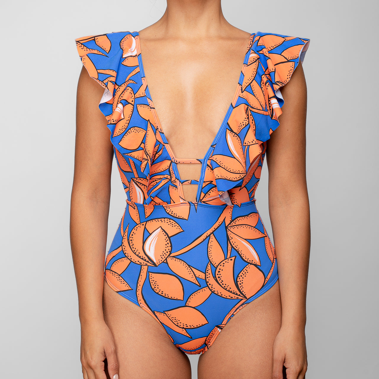 TRAJE DE BAÑO ENTERO CON VUELOS LARGOS ESTAMPADO FLORES NARANJAS