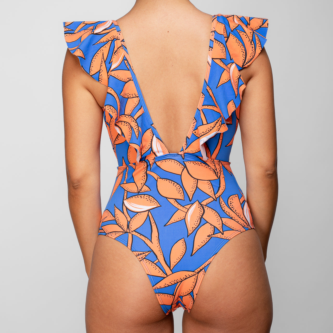TRAJE DE BAÑO ENTERO CON VUELOS LARGOS ESTAMPADO FLORES NARANJAS