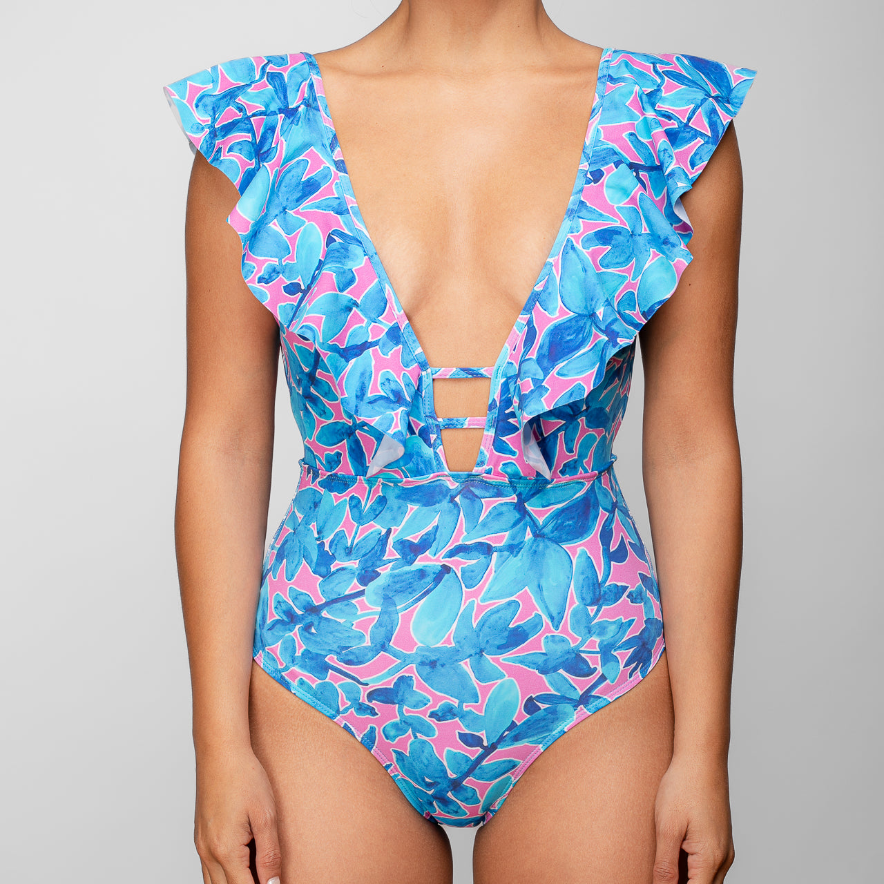 TRAJE DE BAÑO ENTERO CON VUELOS LARGOS ESTAMPADO CELESTE