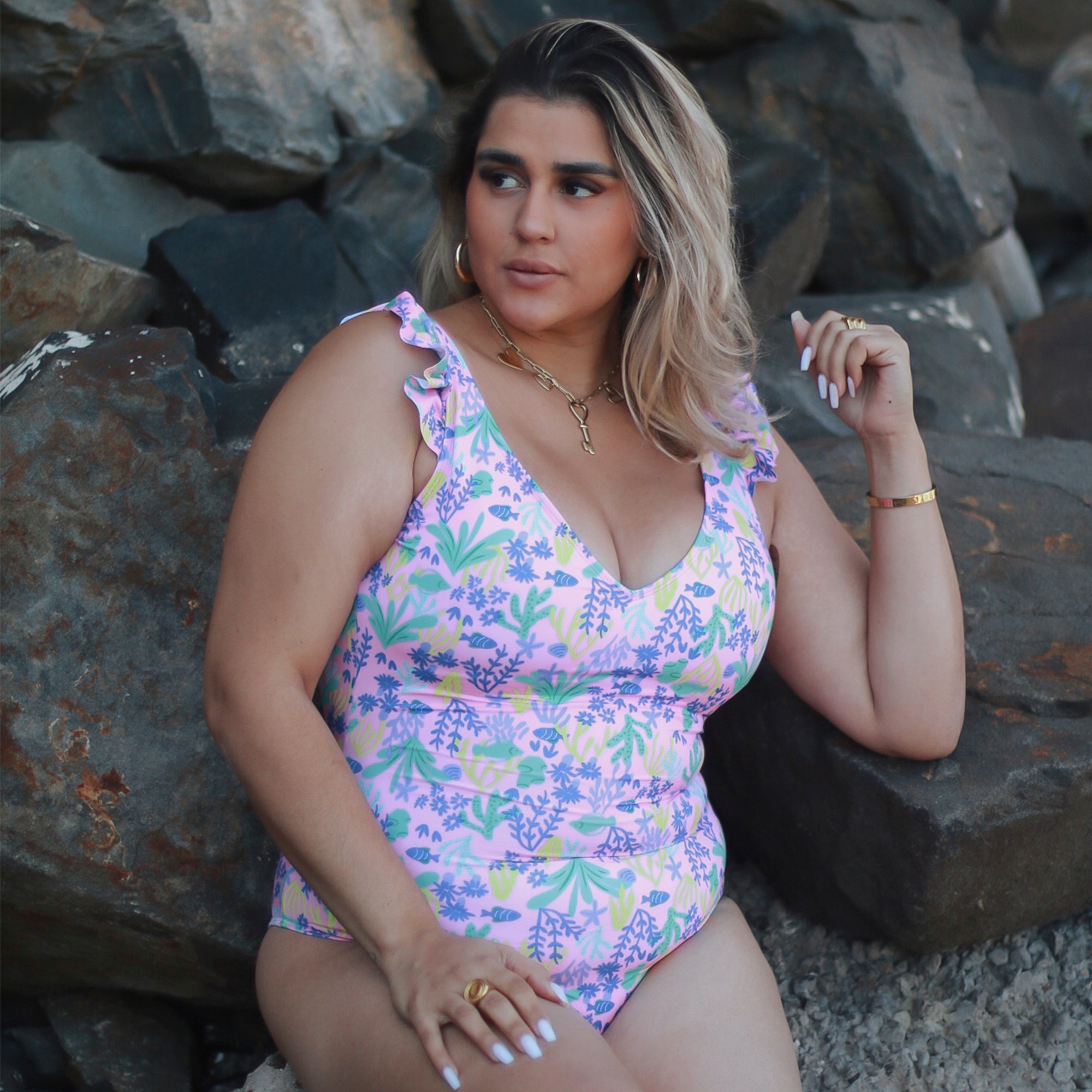 TRAJE DE BAÑO ENTERO CON VUELOS EN HOMBRO ESTAMPADO ROSA