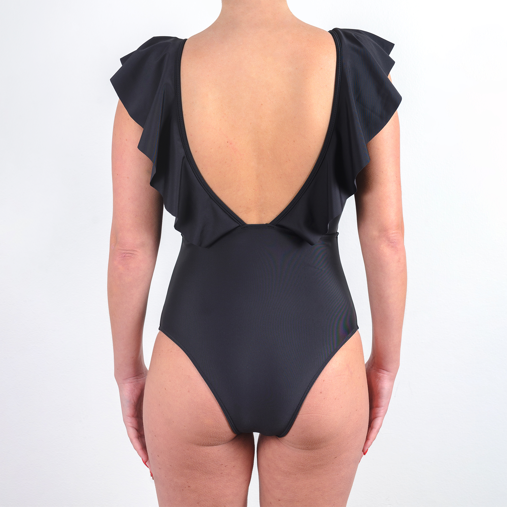 TRAJE DE BAÑO ENTERO CON VUELOS LARGOS NEGRO