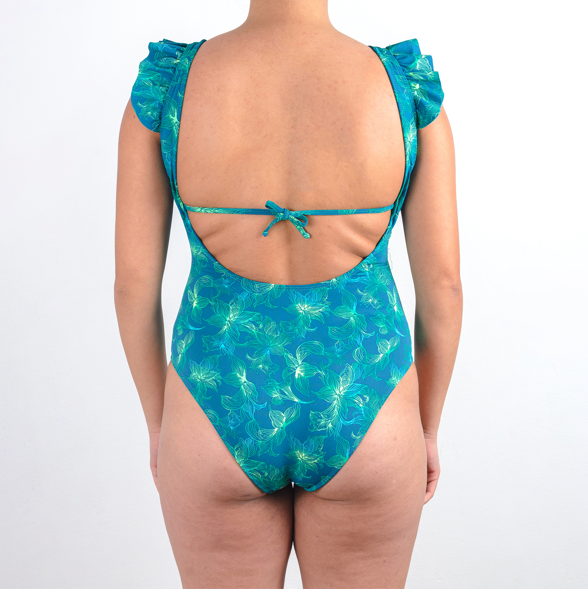TRAJE DE BAÑO ENTERO CON VUELOS EN HOMBROS VERDE CON FLORES