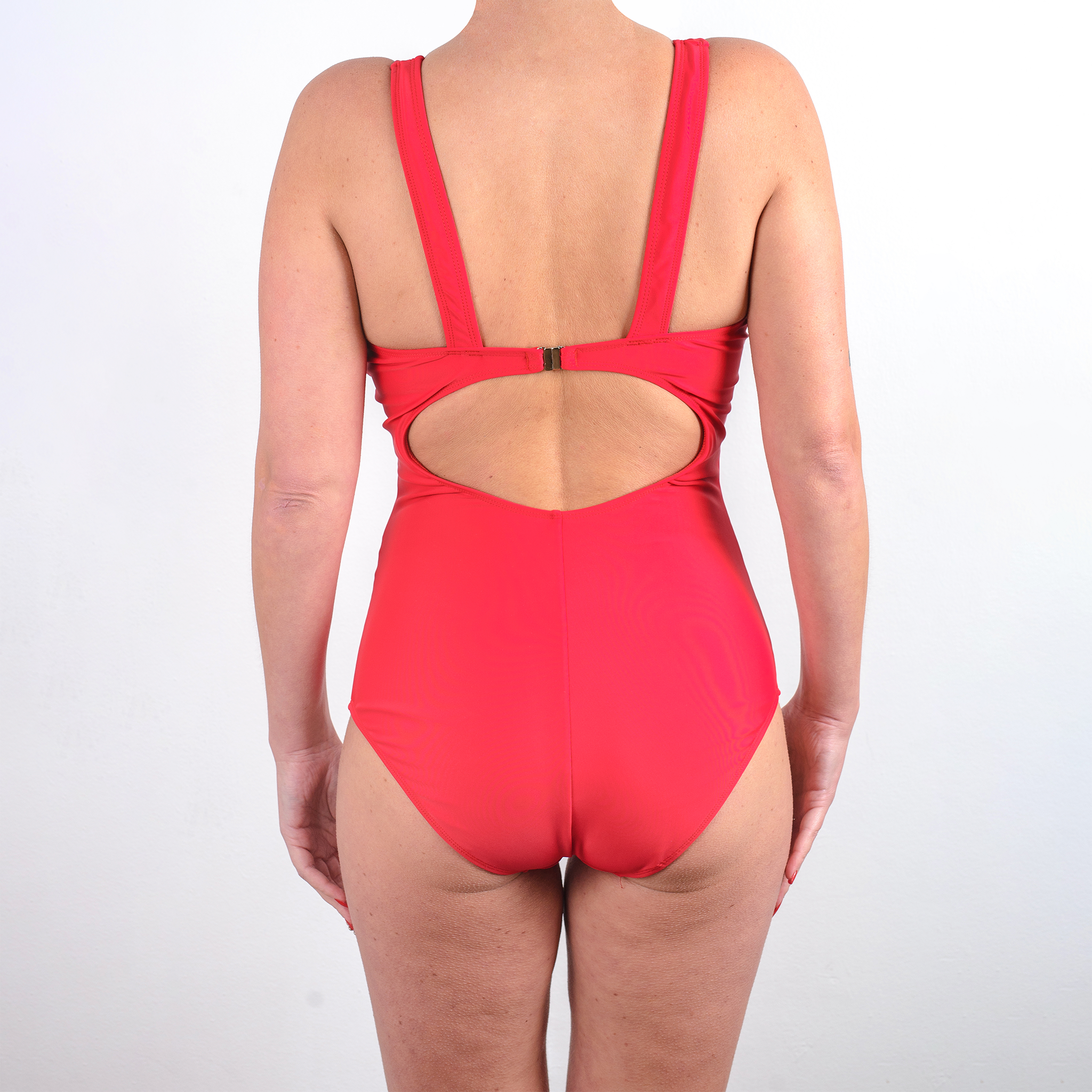 TRAJE DE BAÑO ENTERO CON BARBAS Y FAJA ROJO
