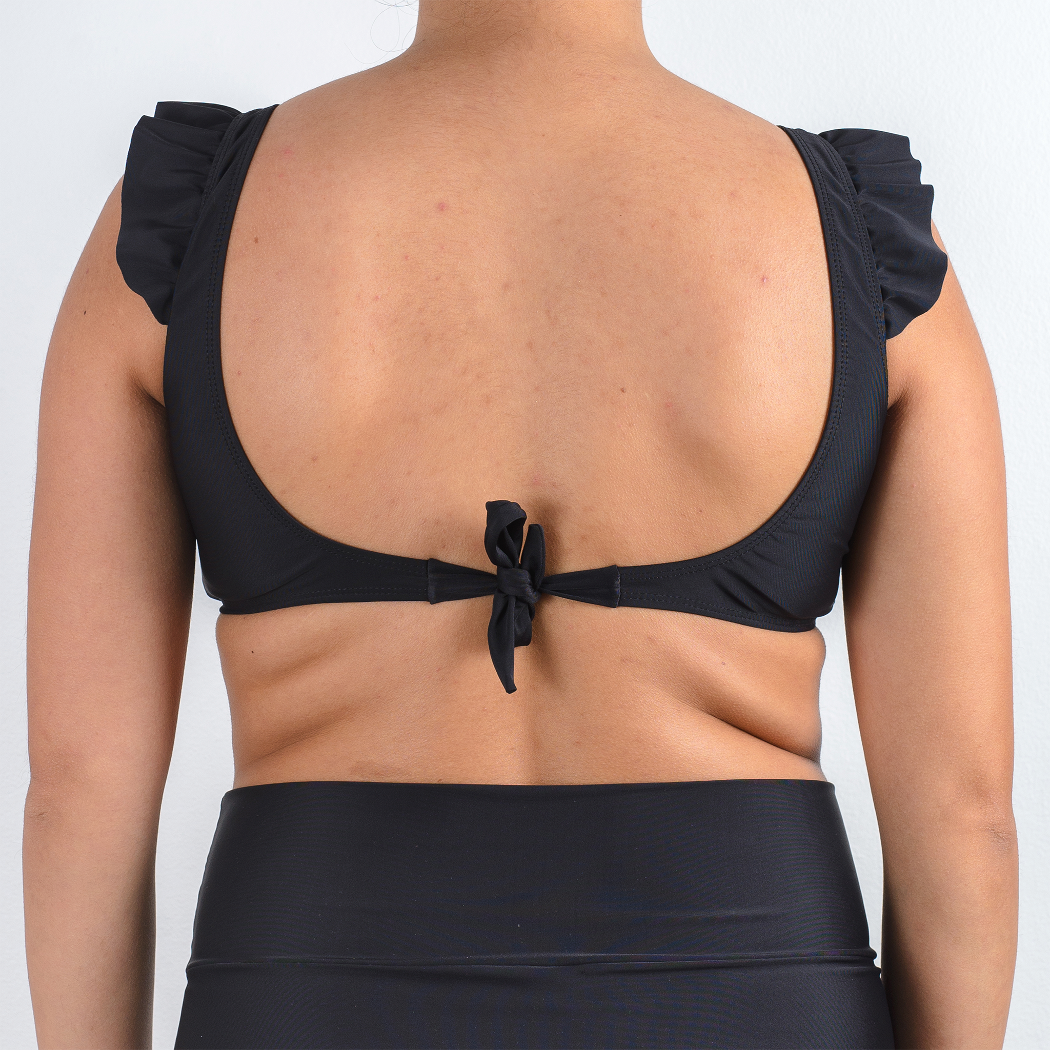 TRAJE DE BAÑO TOP RECTO CON VUELOS NEGRO