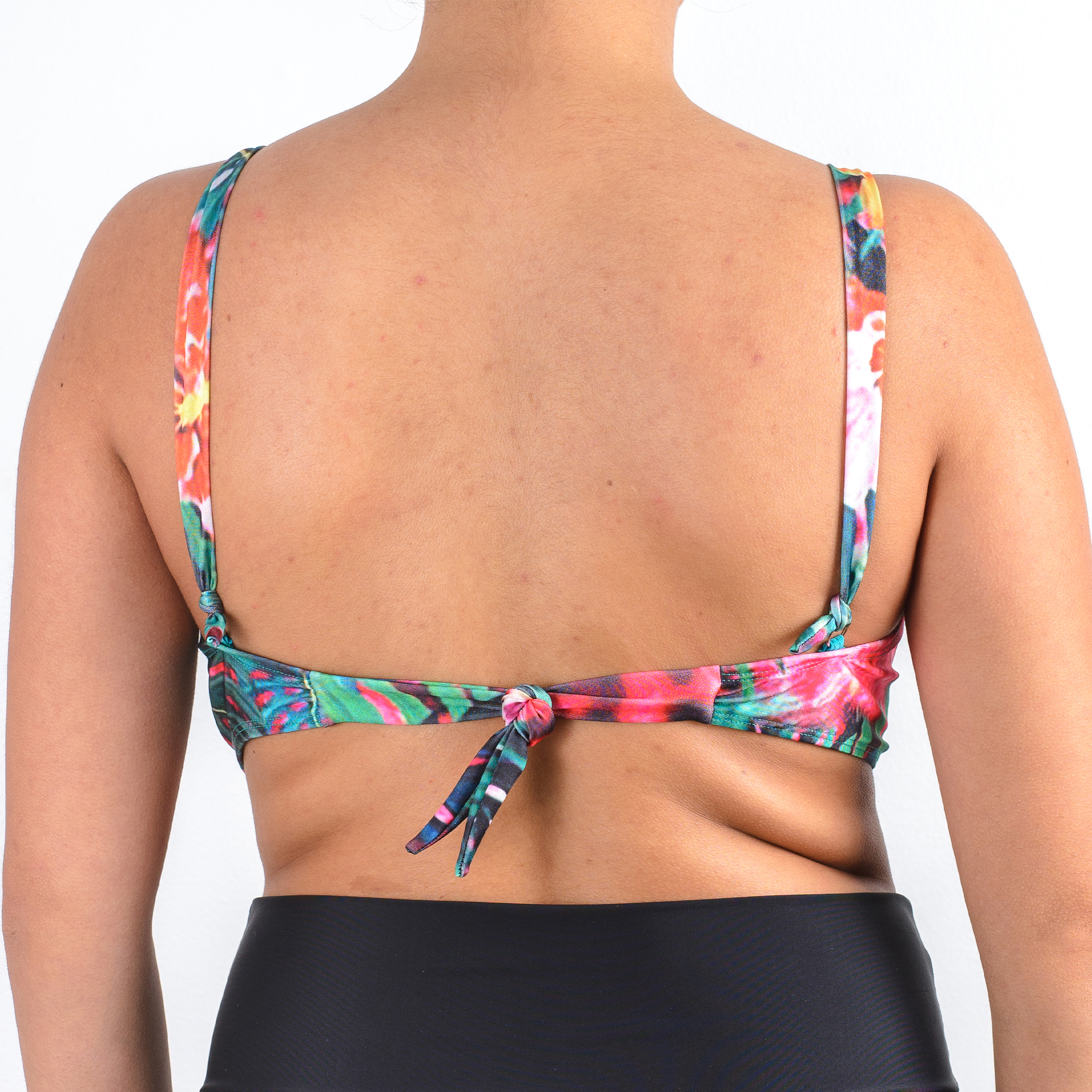 TRAJE DE BAÑO SOSTÉN CON BARBAS Y PRETINA ESTAMPADO TROPICAL ROSADO